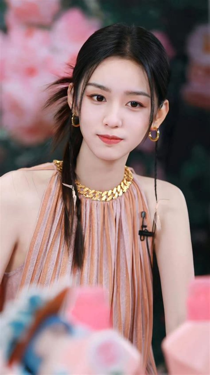 Unveiling The Glamour: Iconic Models Born In 1995