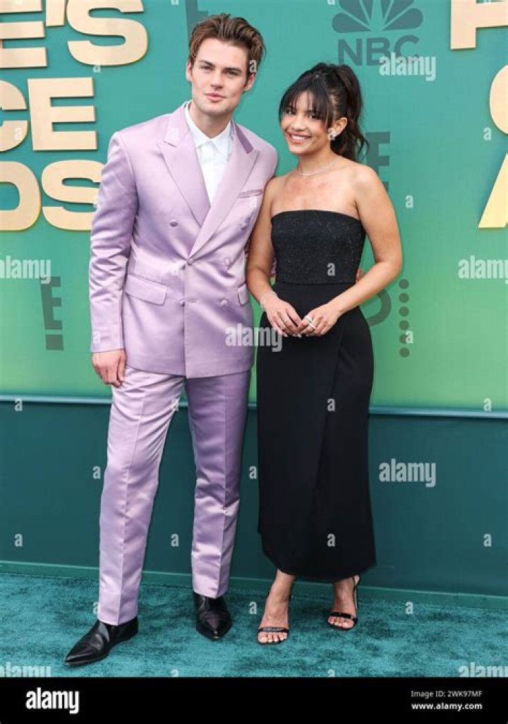 Exploring The Relationship: Noah Lalonde E Nikki Rodriguez Stanno Insieme?